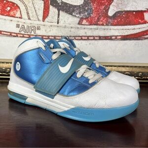 Nike Air Zoom LeBron Witness 2010 Men's Basketball Shoe Size 13.5 White Blue